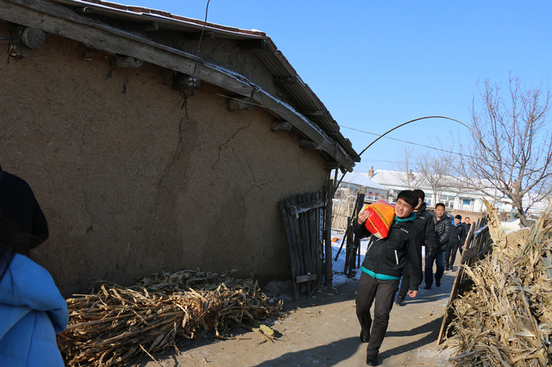 走訪慰問(wèn)貧困戶(hù) 真情幫扶暖人心 